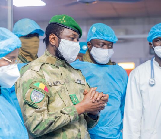 Mali : Assimi Goïta rend visite aux blessés et présente ses condoléances à la famille du Général Sadio Camara.