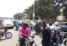 Kaloum : la Police nationale accorde 24 heures pour déplacer les véhicules stationnés au marché Gnènèma.