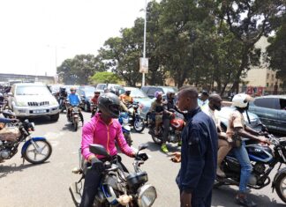 Kaloum : la Police nationale accorde 24 heures pour déplacer les véhicules stationnés au marché Gnènèma.