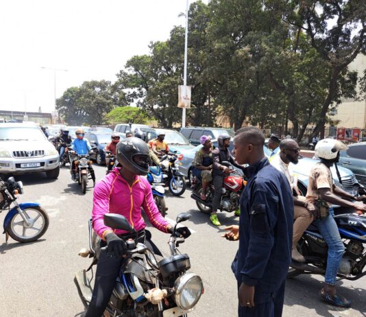 Kaloum : la Police nationale accorde 24 heures pour déplacer les véhicules stationnés au marché Gnènèma.
