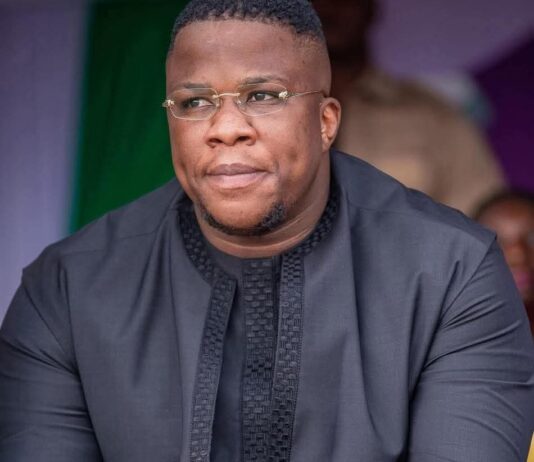Côte d’Ivoire : l’influenceur Apoutchou National condamné à trois ans de prison pour blanchiment de capitaux.