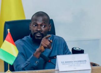 Guinée : Mamadi Doumbouya interdit l’exportation de l’or brut et impose son raffinage à Conakry.