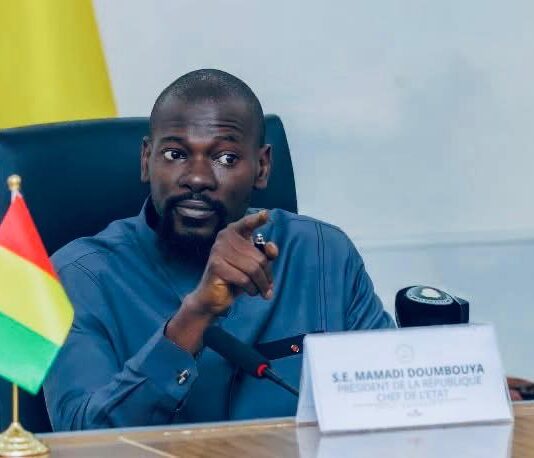Guinée : Mamadi Doumbouya interdit l’exportation de l’or brut et impose son raffinage à Conakry.