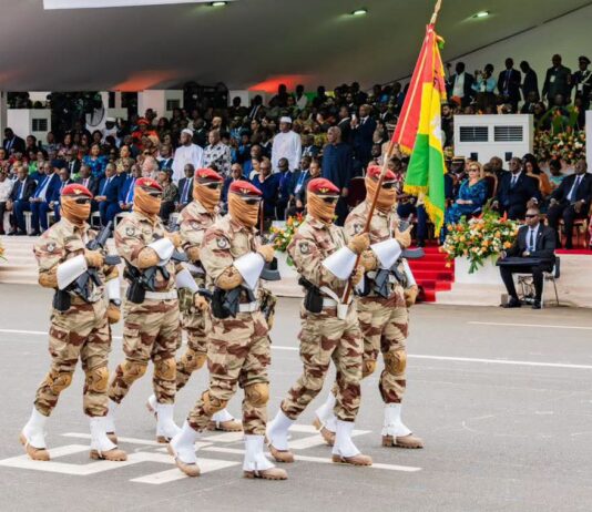 66ᵉ anniversaire de l’indépendance de la Côte d’Ivoire : l’armée guinéenne marque les esprits à Yopougon.