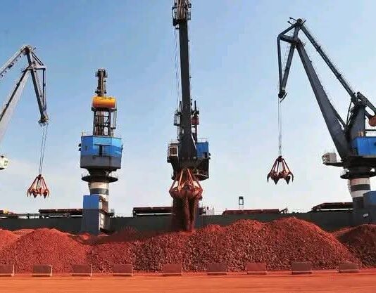 Mines : la Guinée attire les géants internationaux, entre bauxite, fer et or.
